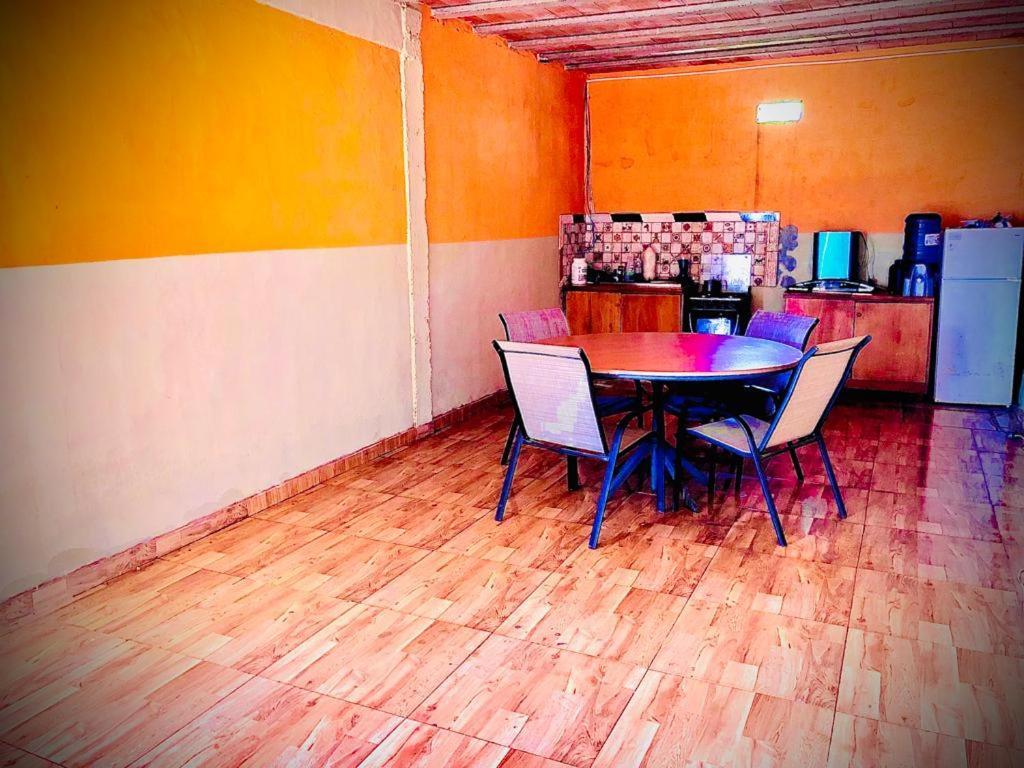 ルケ La Escala Aeropuerto Bed & Breakfast エクステリア 写真